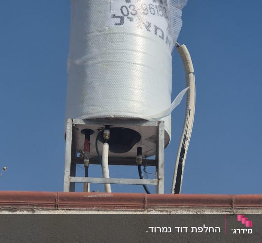 דוד שמש מותקן על גג עם צינורות מחוברים